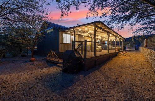 Cave Creek Maison | Desert Escape for Families & Friends – 3BR with Games, Hot Tub & Outdoor Dining