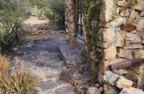 Tucson Estates Cabine | Cabane Historique en Pierre Orchidée – 2 Chambres, 1 Salle de Bain