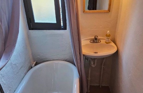 Tucson Estates Cabine | Cabane Historique en Pierre Orchidée – 2 Chambres, 1 Salle de Bain