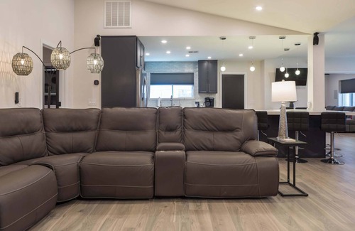 San Tan Valley Maison | Desert getaway retreat, pool, spa, billiards, bbq