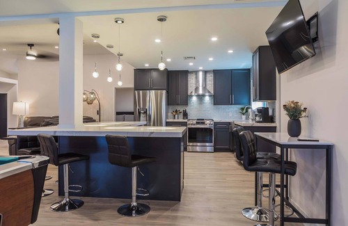 San Tan Valley Maison | Desert getaway retreat, pool, spa, billiards, bbq