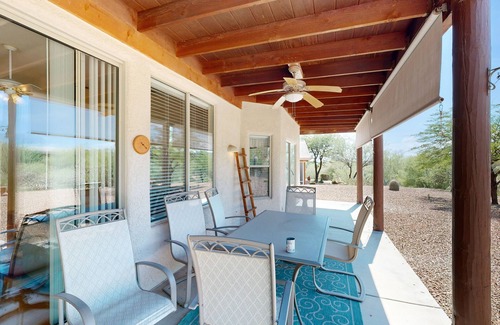 Tucson Estates Maison | Desert home with view of the mountains, fire pit & wifi