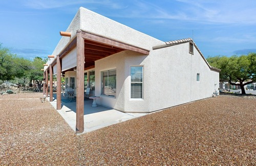 Tucson Estates Maison | Desert home with view of the mountains, fire pit & wifi