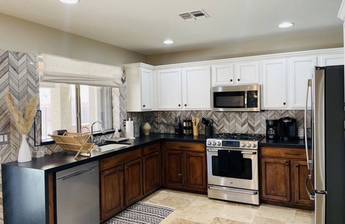 Power Ranch Maison | Valley Of The Sun Desert Oasis w/ Private Pool/ Hot Tub. Close To Everything!