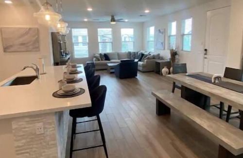 Desert View Village Copropriété | Desert Oasis- 2 BR & 2 Bath Condo in Charming Resort Style Community!