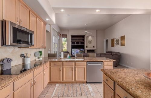 Desert Hide-a-way Maison | Desert Oasis ★Heated Pool-Spa-Disc Golf-Ping Pong-Poker Table-Pool Table★
