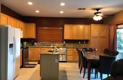 Sunrise Maison | NFL, Nascar, Golf & NHL en 10 minutes ou moins! Piscine privée, WiFi gratuit, Nat. BBQ au gaz