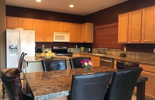 Sunrise Maison | NFL, Nascar, Golf & NHL en 10 minutes ou moins! Piscine privée, WiFi gratuit, Nat. BBQ au gaz