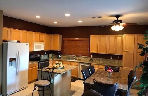 Sunrise Maison | NFL, Nascar, Golf & NHL en 10 minutes ou moins! Piscine privée, WiFi gratuit, Nat. BBQ au gaz