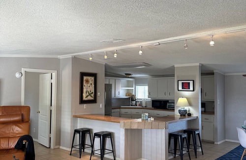 Apache Junction Maison | Desert Ranch House tucked into Nature's Beauty all around!