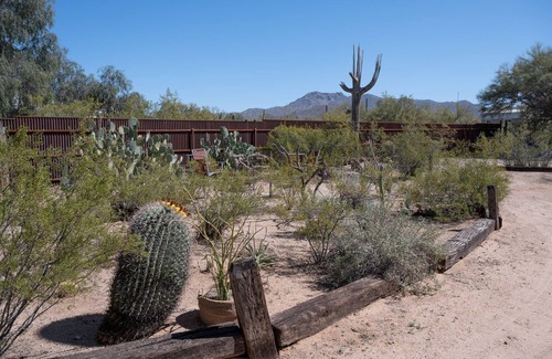 Picture Rocks Appartement | Desert Solitaire Casita - Rustic Mexican Styling