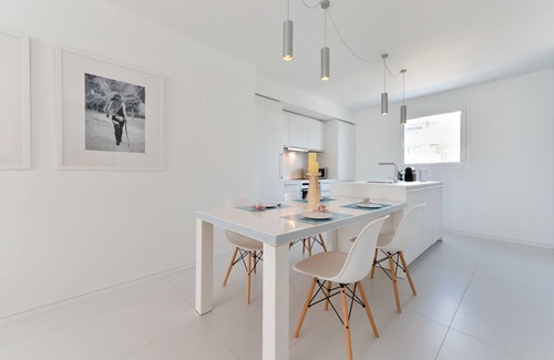 Talamanca Appartement | Appartement design pour 4 personnes au meilleur endroit. Devant PACHA & Lio.