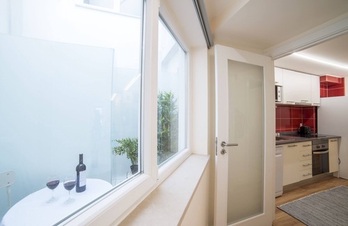 Pena Appartement | Appartement design avec A / C, wifi, petit patio extérieur et à 500m du centre ville