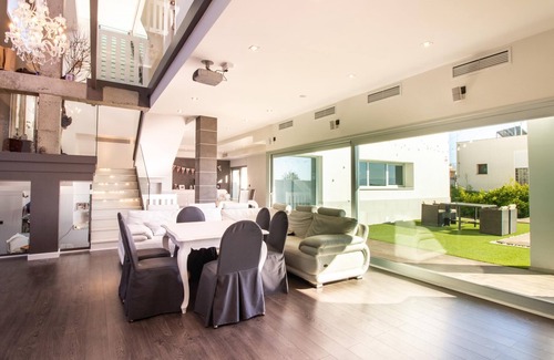 Atarfe Villa | Villa de diseño con jardín, piscina y fantásticas vistas.