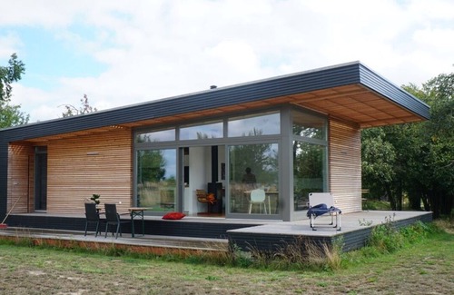 Oberbarnim Maison | Maison design en bois avec vue sur le terrain dans la Märkische Schweiz