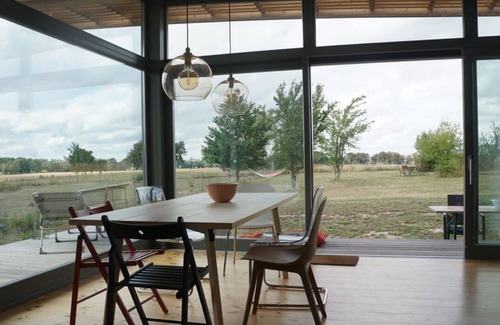 Oberbarnim Maison | Maison design en bois avec vue sur le terrain dans la Märkische Schweiz