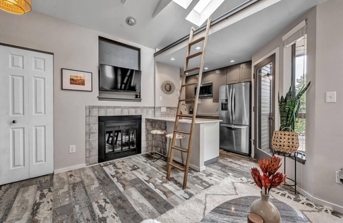 Newlands Appartement | Designer 1 Bedroom Downtown Boulder w Views-30 day