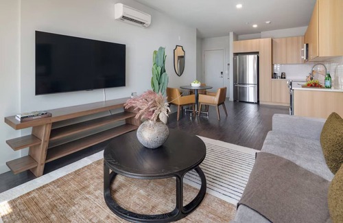 White Plains Appartement | Designer 1BR | Gym, Parking