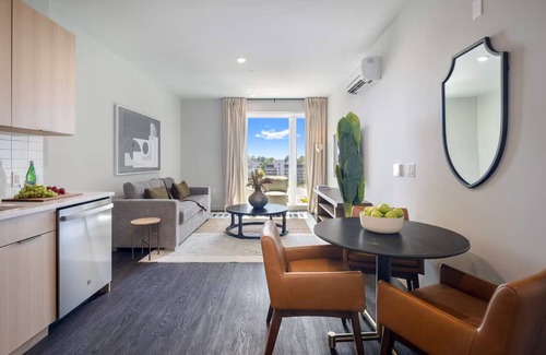 White Plains Appartement | Designer 1BR | Gym, Parking