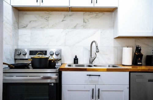 Montrose Appartement | Designer 1BR In Montrose- Luxe Amenities- Prime Location