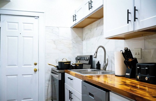 Montrose Appartement | Designer 1BR In Montrose- Luxe Amenities- Prime Location