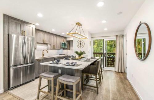 Aspen Maison | Designer 2 BR on River with Pool - Walk to Town!