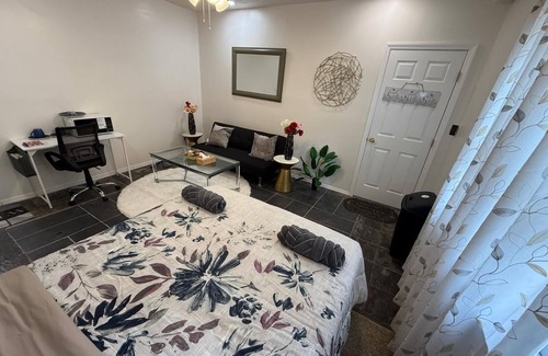North Massapequa Maison | Designer 2 Rooms Modern Luxury Pad- 0 Cleaning Fee