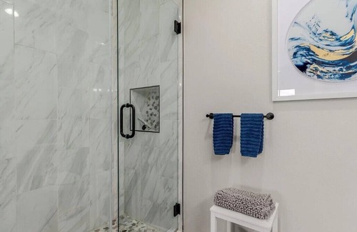 Maryvale Copropriété | Designer 2BD/2BA in Gated Resort w/Pool & Gym