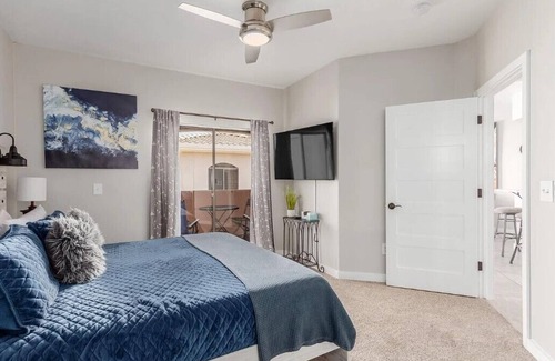 Maryvale Copropriété | Designer 2BD/2BA in Gated Resort w/Pool & Gym