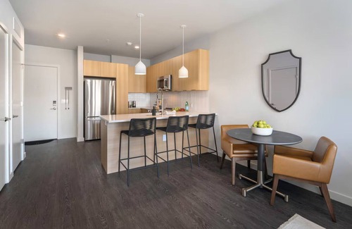 White Plains Appartement | Designer 2BR | Gym, Parking