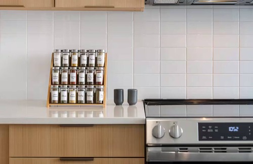 White Plains Appartement | Designer 2BR | Gym, Parking