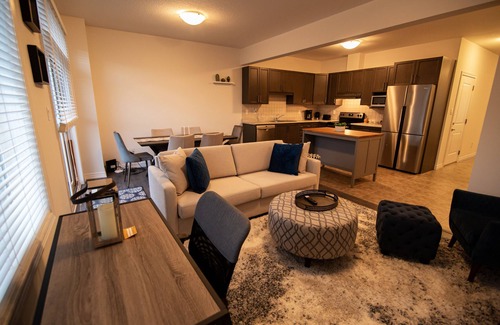 Grimsby Maison | Designer 3-Bedroom executive townhouse