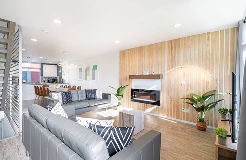 Mann Maison | Designer 4B3B w Theater & Rooftop close to CapHill