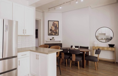 Rush and Division Appartement | Designer Apartment 2E | Heart of Gold Coast/River North