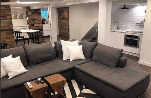 North Cleveland Park Maison | Designer Apartment with All the Amenities!