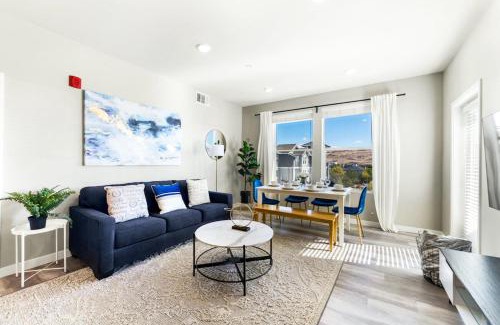 Sparks Appartement | Designer Apt with Jacuzzi, Pool & Mountain Views