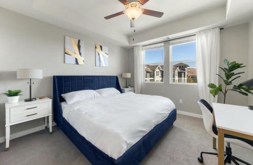 Sparks Appartement | Designer Apt with Jacuzzi, Pool & Mountain Views
