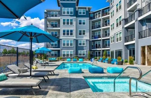 Sparks Appartement | Designer Apt with Jacuzzi, Sky Lounge, Gym Access