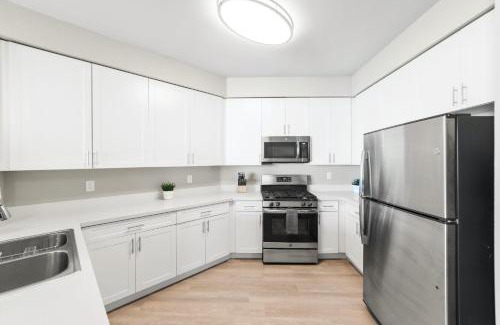 Sparks Appartement | Designer Apt with Jacuzzi, Sky Lounge, Gym Access