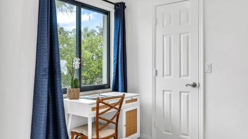 Juno Beach Appartement | Designer Beachside Serenity Steps to the Beach!