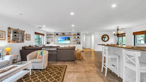 Juno Beach Appartement | Designer Beachside Serenity Steps to the Beach!