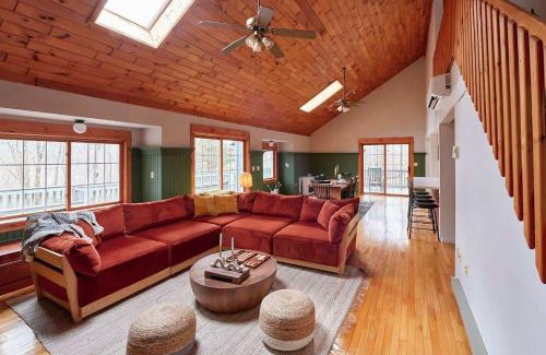 Margaretville Maison | Designer Chalet with Hot Tub and Fire Pit