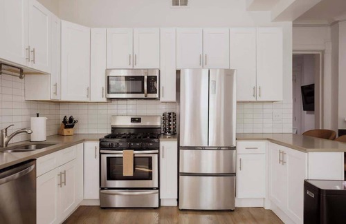 Rush and Division Appartement | Designer Combo 2E & 2W | Heart of Gold Coast/ River North