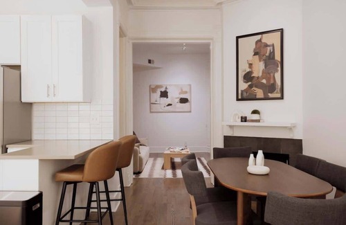 Rush and Division Appartement | Designer Combo 2E & 2W | Heart of Gold Coast/ River North
