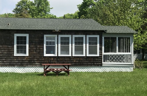 Long Island Maison | Cottage design caché avec vue sur l'eau / Fringe of Hamptons
