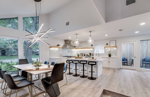 Lake Highlands Maison | Designer Dallas Oasis!Central Location!Pool! BBQ! Firepit!Minigolf!