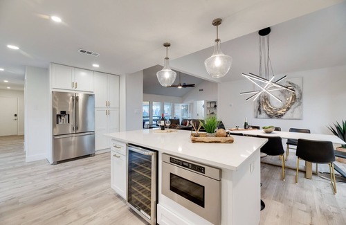 Lake Highlands Maison | Designer Dallas Oasis!Central Location!Pool! BBQ! Firepit!Minigolf!