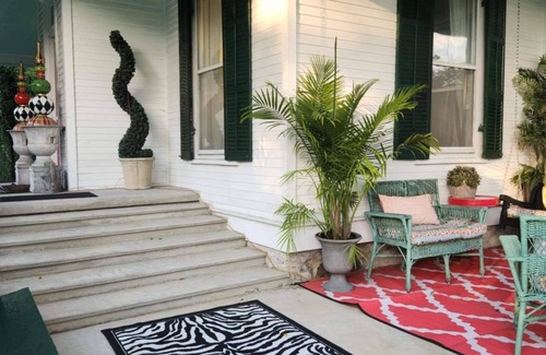 Lewisburg Maison | Designer Decorated Estate in Historic Downtown Lewisburg, West Virginia