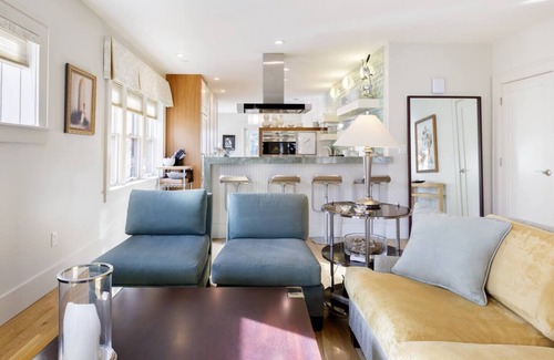 North Park Hill Maison | Enjoy Denver Culture in Stylish Uptown Bungalow. Airbnb Super Host