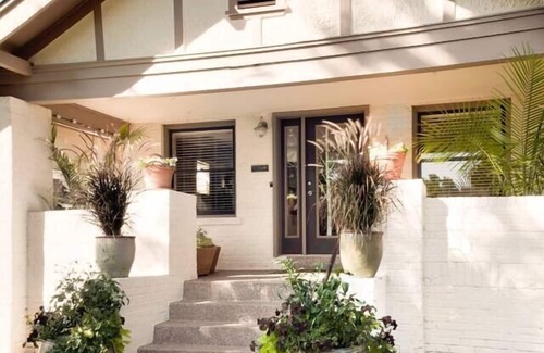 North Park Hill Maison | Enjoy Denver Culture in Stylish Uptown Bungalow. Airbnb Super Host